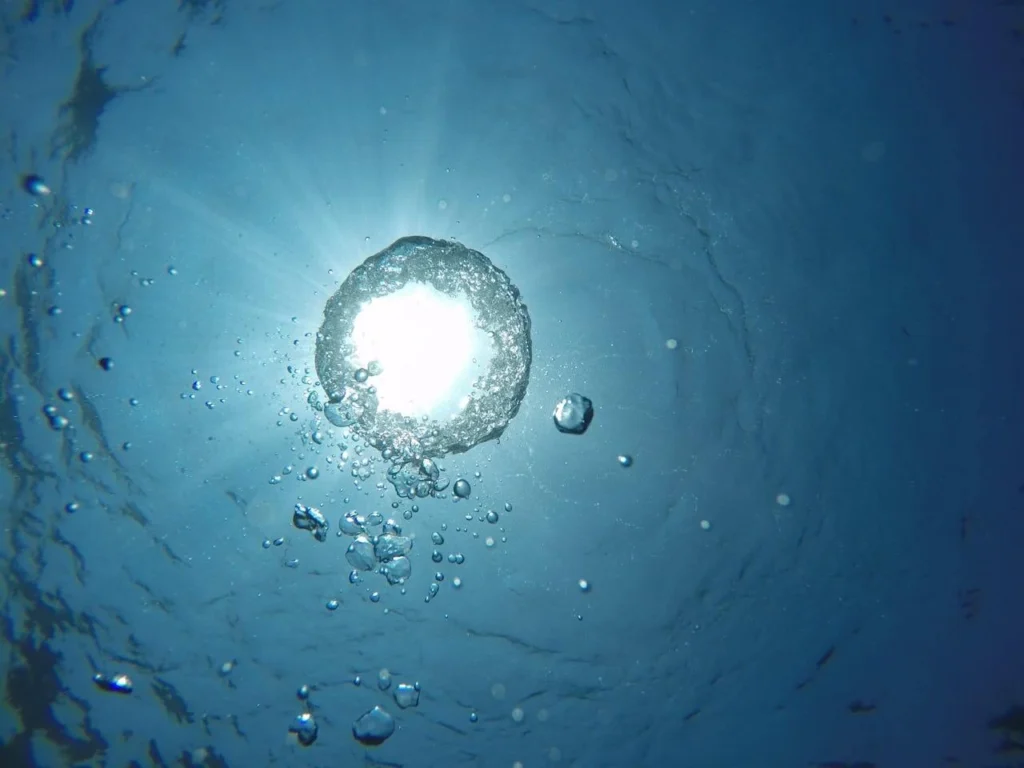 Lumière sous l’eau évoquant une remontée à la surface en Relance de la Dynamique Personnelle.